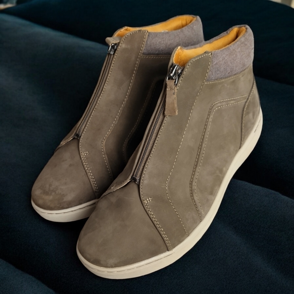 Clarks Women's High top Suede Sneakers Size 11 Casual Front Zip Contour Cushion